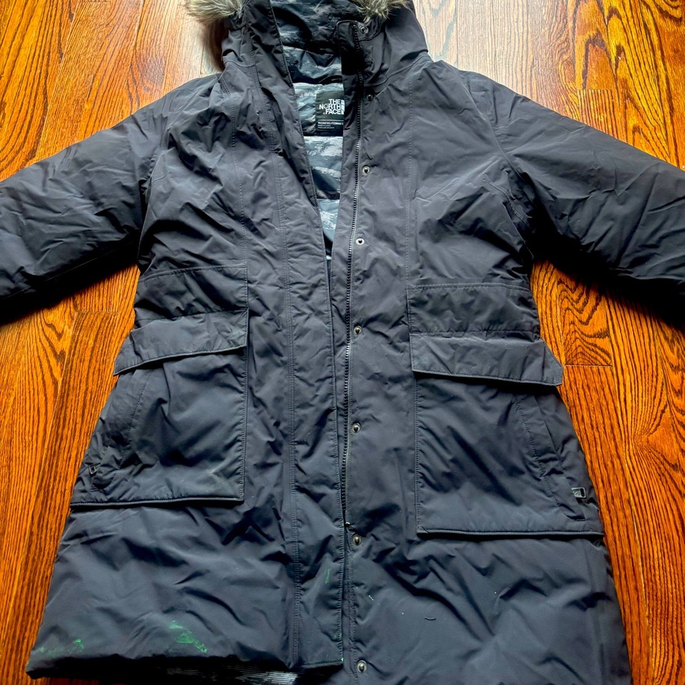 North vintage jacket
Large but fits medium aswell.